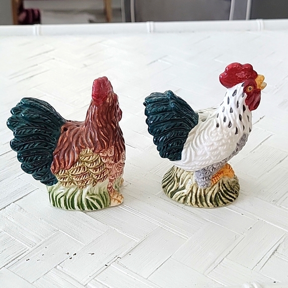 Set of Rooster Chicken Salt and Pepper Shakers Porcelain Unbranded 4" x 3.5" - Picture 2 of 7